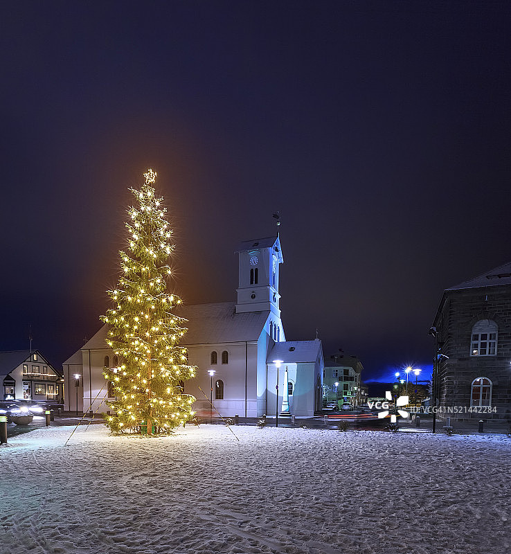 圣诞树和冰岛雷克雅未克大教堂图片素材