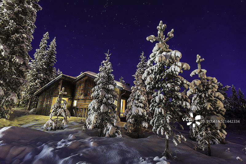 冰岛拉普兰尤卡斯耶尔维冰雪酒店旁的木屋图片素材