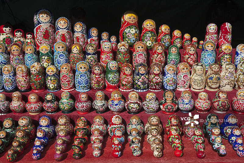 在纪念品摊位上出售的俄罗斯套娃图片素材
