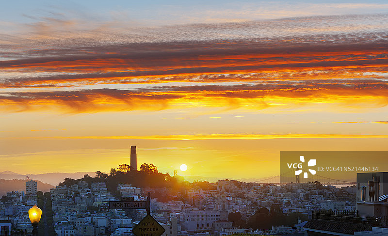 俄罗斯山的城市天际线图片素材