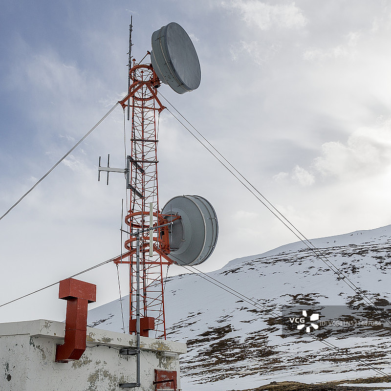位于冰岛北部Oxnadalur山顶的通信塔图片素材