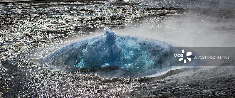 即将沸腾喷发的Strokkur盖歇尔间歇泉，冰岛图片素材