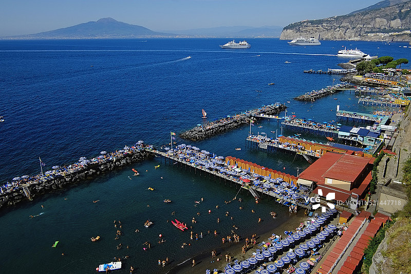 意大利坎帕尼亚那不勒斯湾的索伦托海滩图片素材