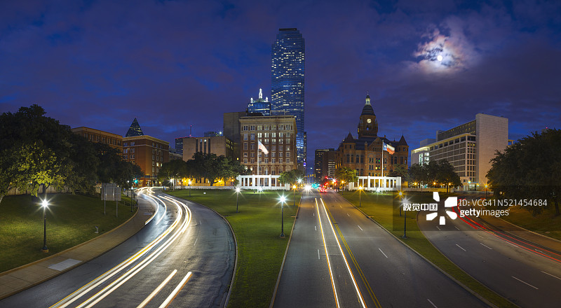 从三层地下通道看迪利广场图片素材
