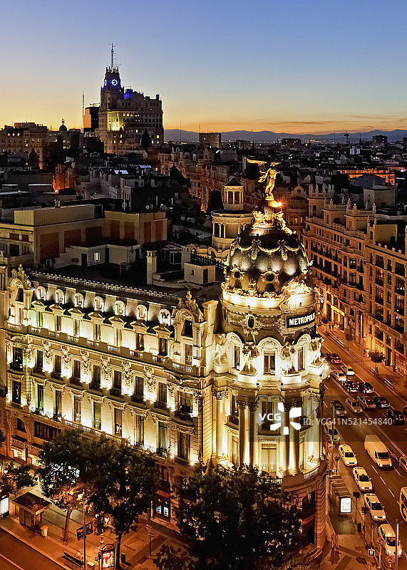 马德里格兰大道和都市大厦图片素材