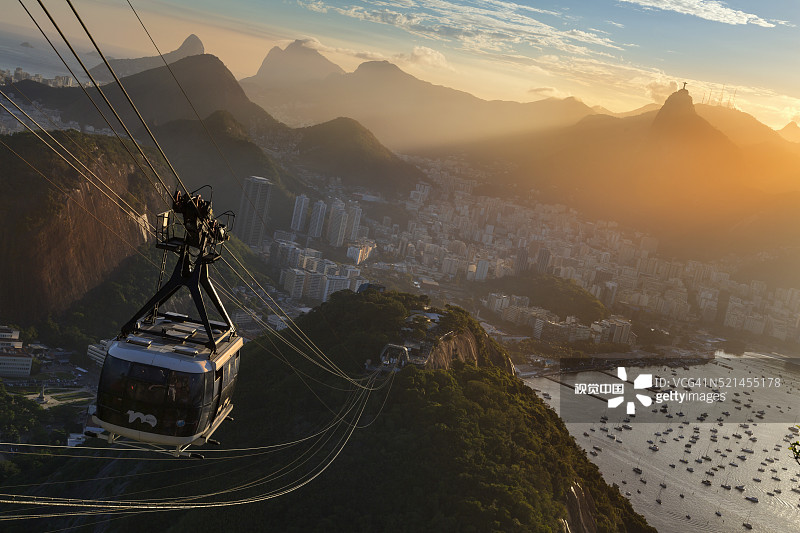 日落时分里约热内卢的甜面包山缆车图片素材