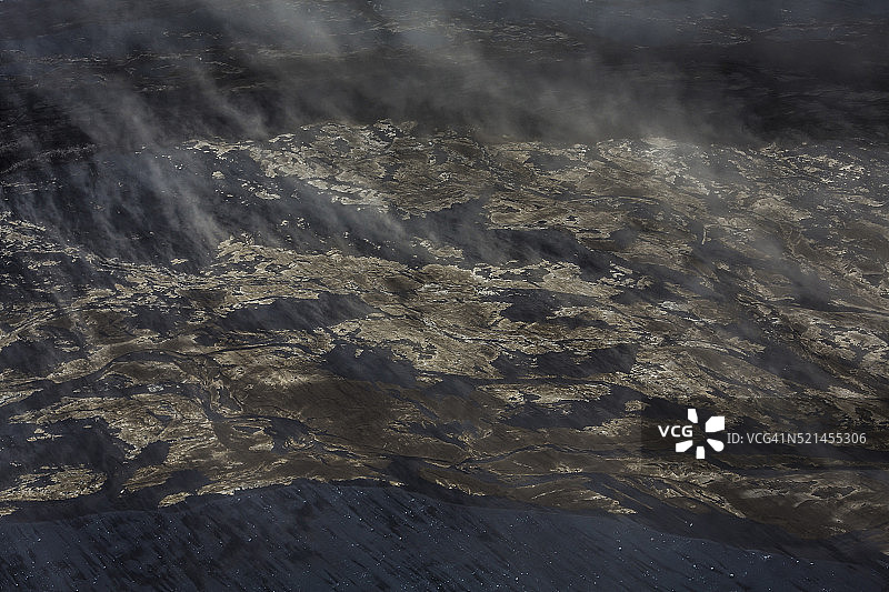 冰岛Bardarbunga火山附近的Holuhran裂缝喷发引起的熔岩沙尘暴图片素材