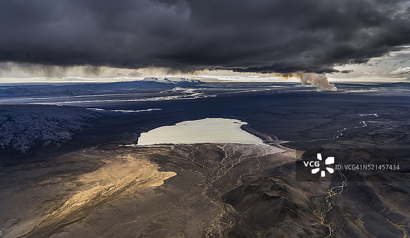 冰岛：巴达本加火山附近的丁尤瓦特恩湖和霍卢赫劳恩火山喷发图片素材