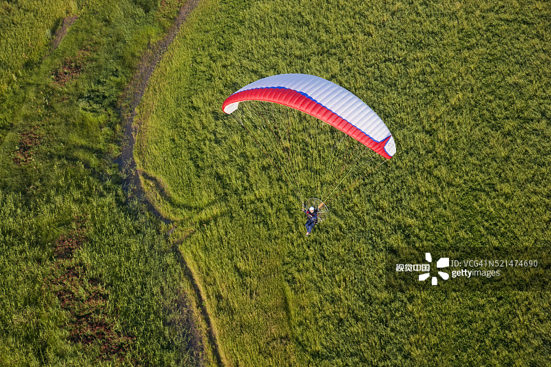 西班牙韦尔瓦省的滑翔伞图片素材