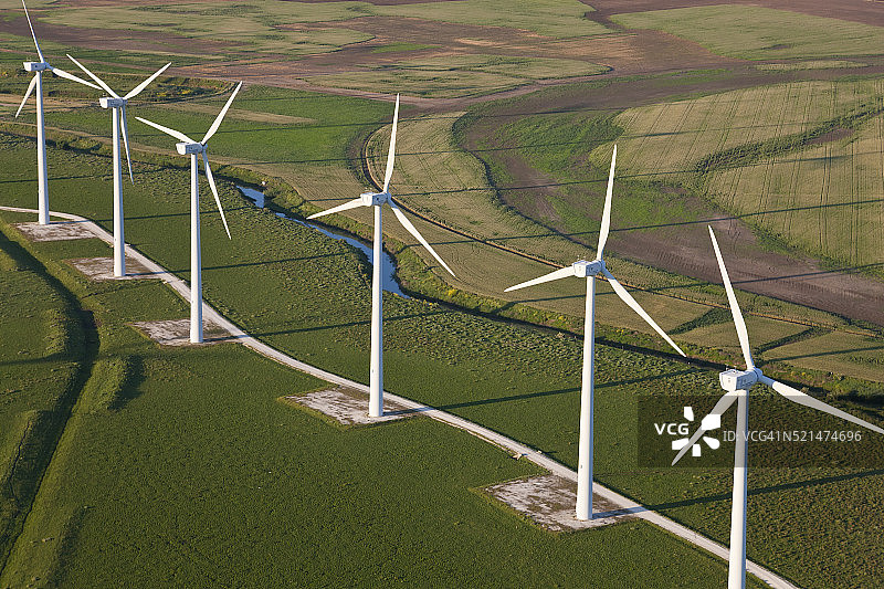 西班牙韦尔瓦省风力涡轮机的航拍景色图片素材