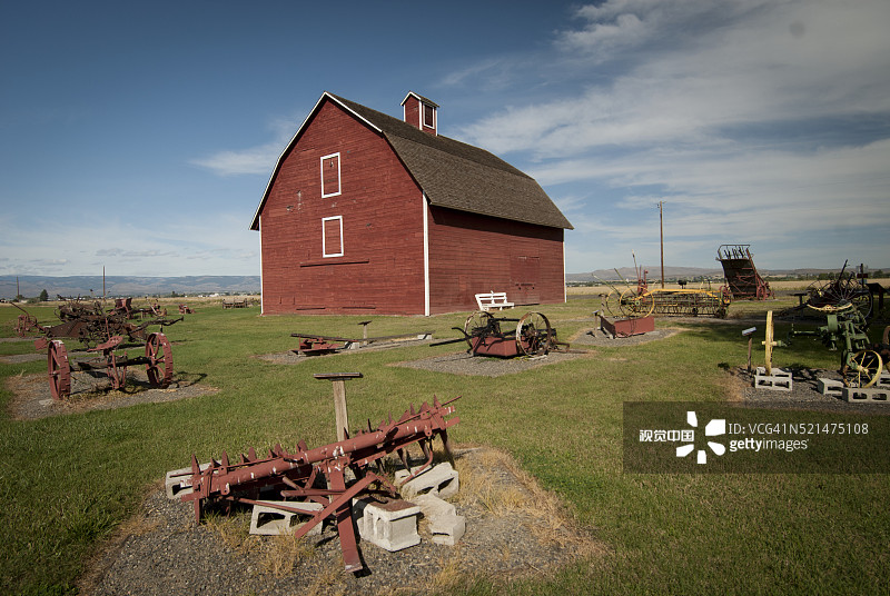 美国华盛顿州奥姆斯特德州立公园的红色谷仓图片素材