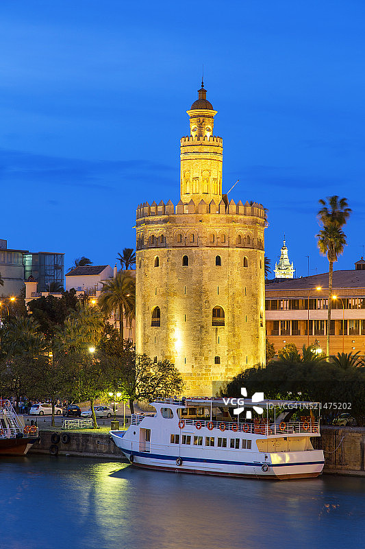 黄昏下的塞维利亚黄金塔图片素材
