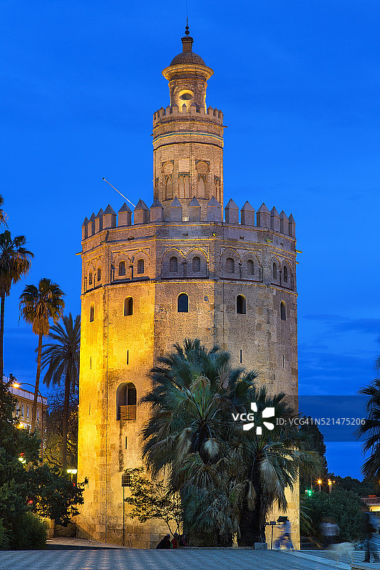 黄昏下的塞维利亚黄金塔图片素材