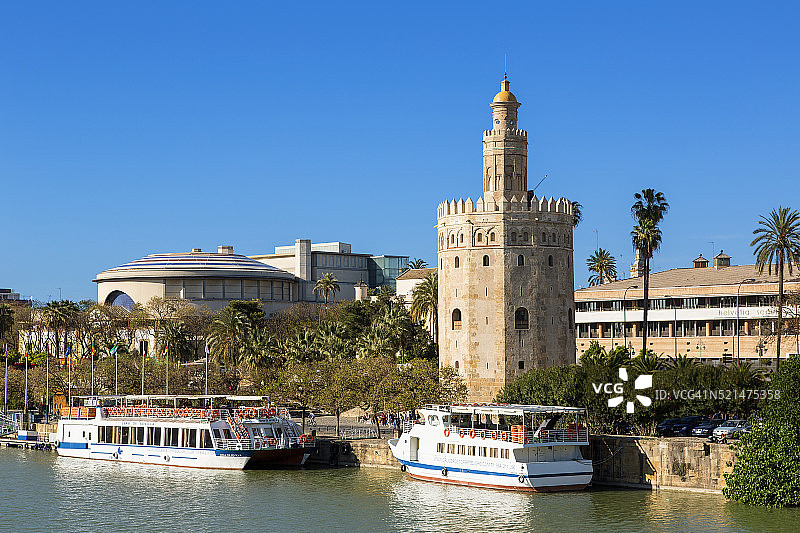 塞维利亚瓜达尔基维尔河畔黄金塔图片素材