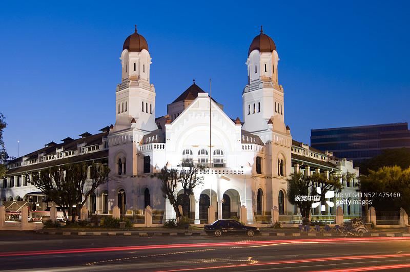 夜晚的Lawang Sewu与光轨图片素材