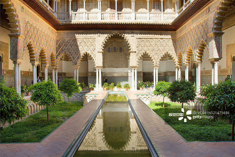 塞维利亚圣克鲁斯区少女庭院图片素材