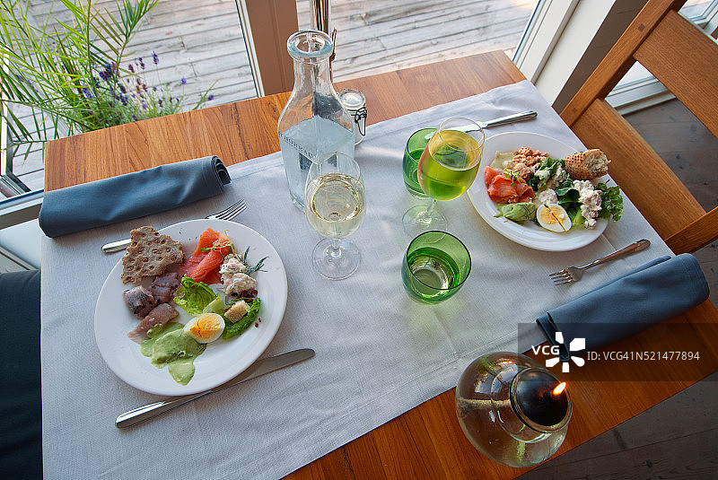 瑞典风格的双人桌图片素材