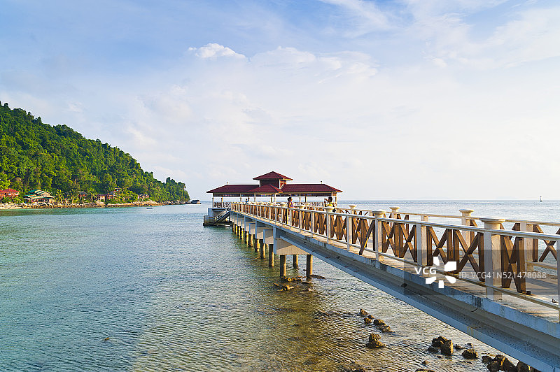 马来西亚佩尔亨蒂安群岛珊瑚湾海滩的栈桥图片素材