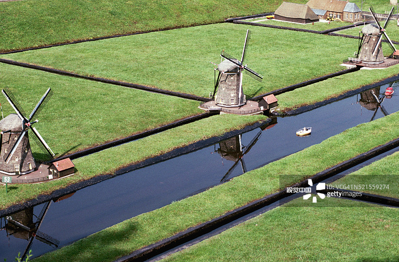 海牙附近的运河和风车图片素材