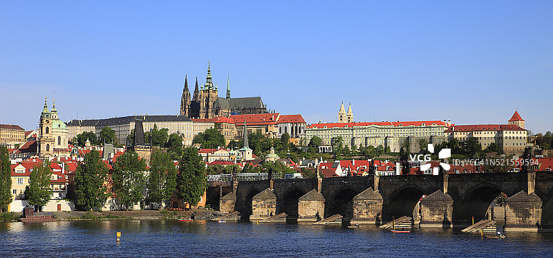 捷克共和国布拉格城堡区、伏尔塔瓦河、查理大桥天际线图片素材