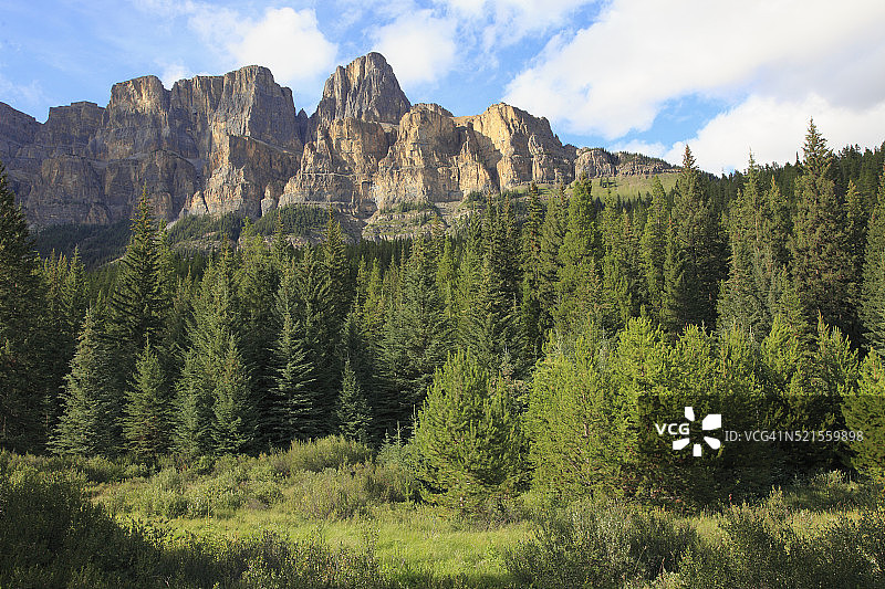 加拿大艾伯塔省班夫国家公园城堡山图片素材