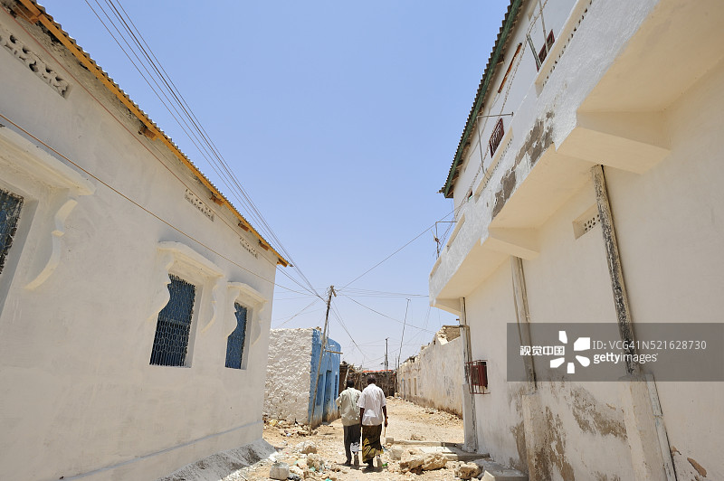 两名男子走在博萨索狭窄的街道上图片素材