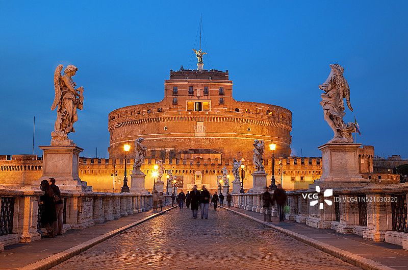 夜幕下的圣天使桥与圣天使堡图片素材