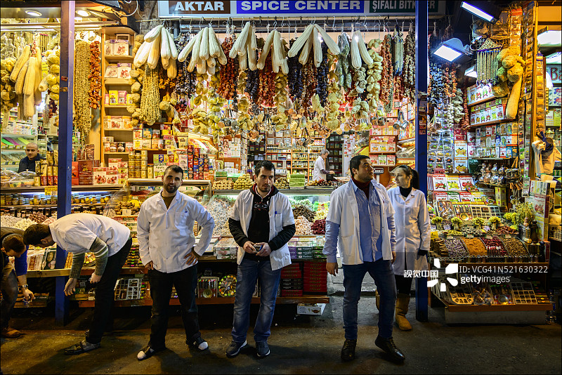 伊斯坦布尔香料市场的商人图片素材