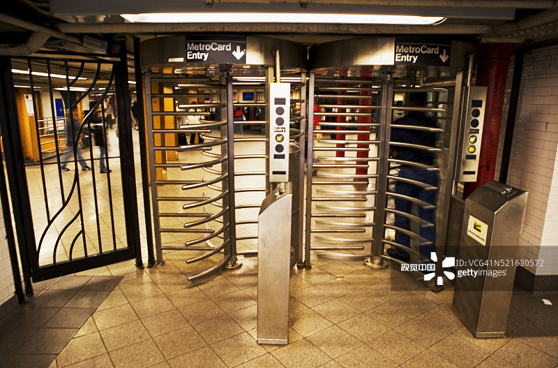 地铁站的旋转栅门图片素材