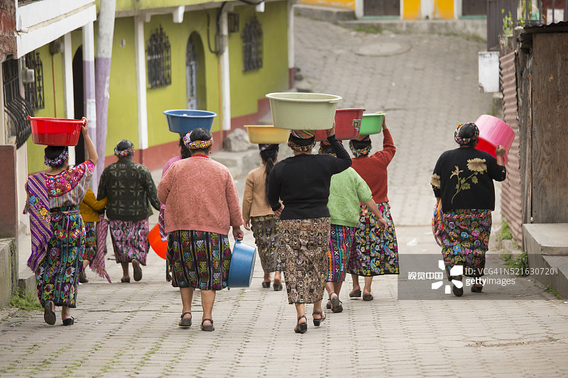 拿着塑料洗衣盆的危地马拉妇女图片素材