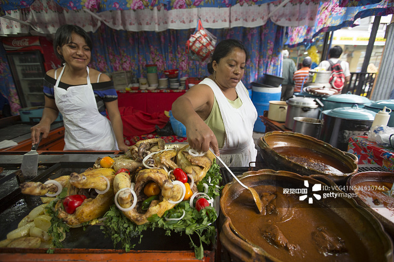 母亲和女儿烹饪危地马拉传统食物图片素材