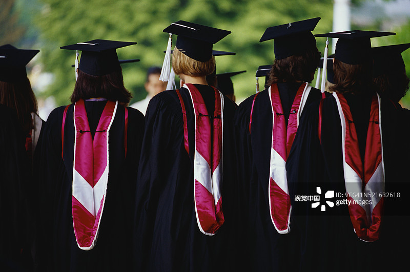 印第安纳大学毕业典礼上的毕业生图片素材