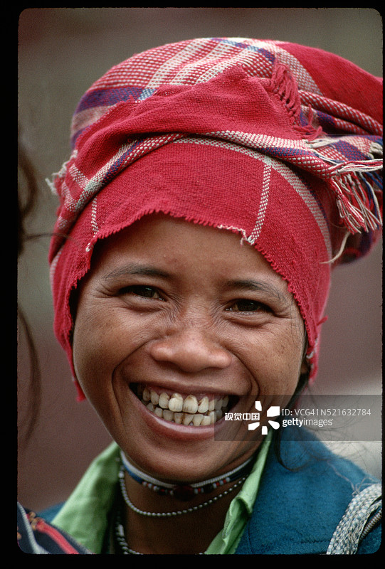 微笑的布鲁族妇女肖像图片素材