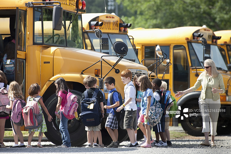 小学生排队登上校车图片素材