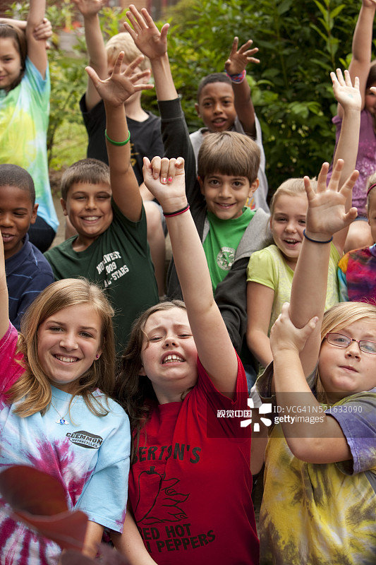 四年级学生举手图片素材