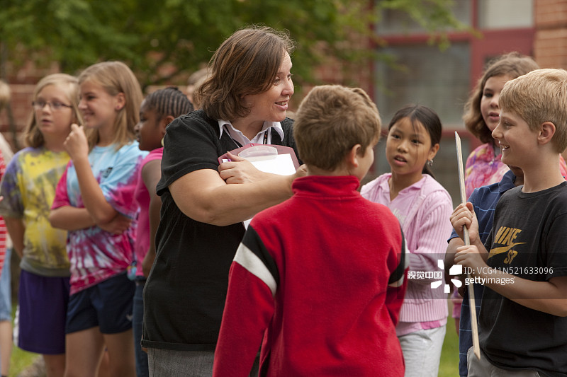 四年级学生和老师图片素材