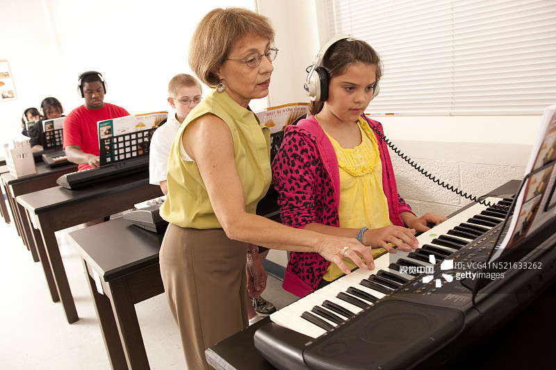 中学生学习弹钢琴图片素材