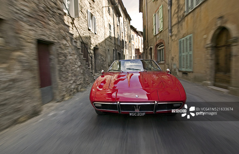 1968年玛莎拉蒂吉博力在老城区狭窄的街道上图片素材