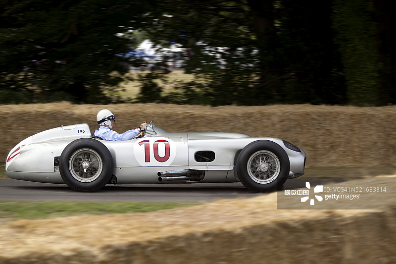 斯特林·莫斯爵士驾驶1954年梅赛德斯W154 GP赛车图片素材