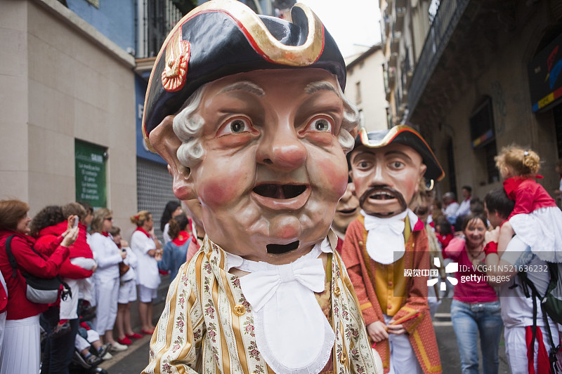西班牙潘普洛纳圣费尔明节的巨人游行图片素材