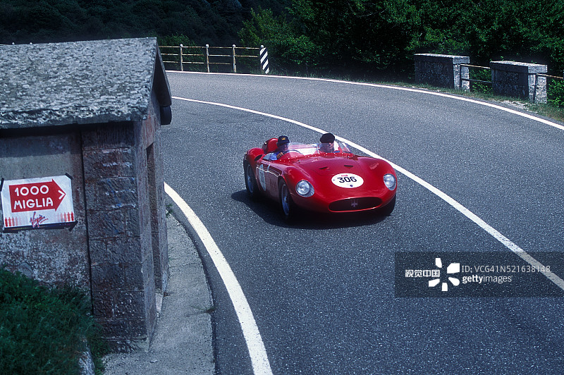 玛莎拉蒂300S参加意大利Mille Miglia公路拉力赛图片素材