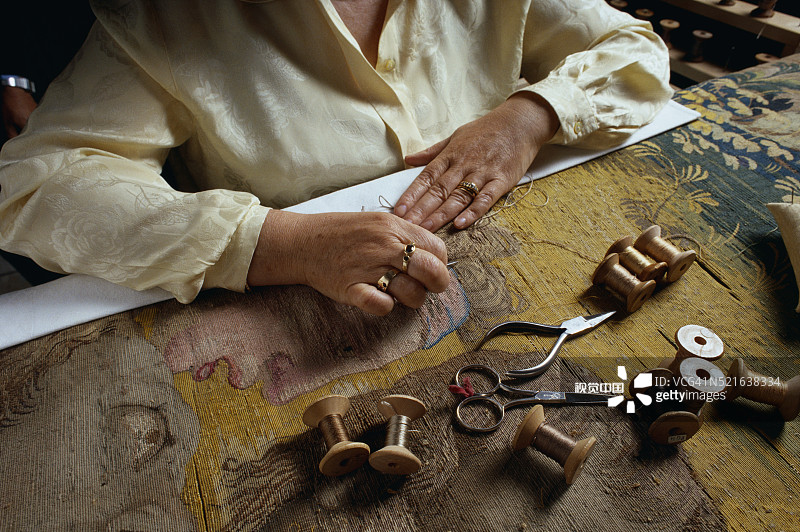 罗马奎里纳莱宫修复挂毯的文物管理员图片素材