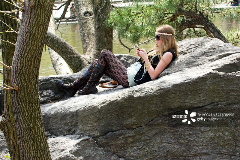 拿着手机的女孩图片素材