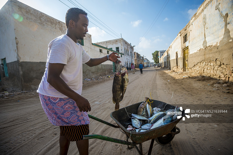 索马里兰柏培拉沿海城镇的渔夫图片素材