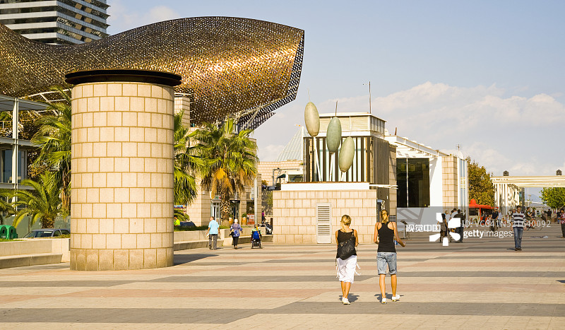 奥林匹克港长廊上的弗兰克·盖里鱼雕塑图片素材