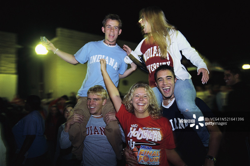 印第安纳大学球迷庆祝篮球胜利图片素材