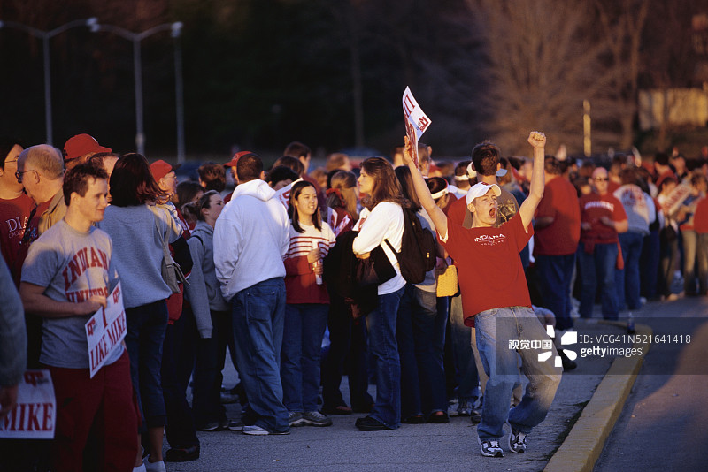 印第安纳大学球迷庆祝篮球胜利图片素材