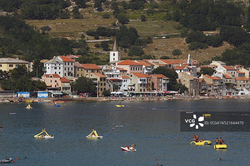 享受亚得里亚海的游客图片素材