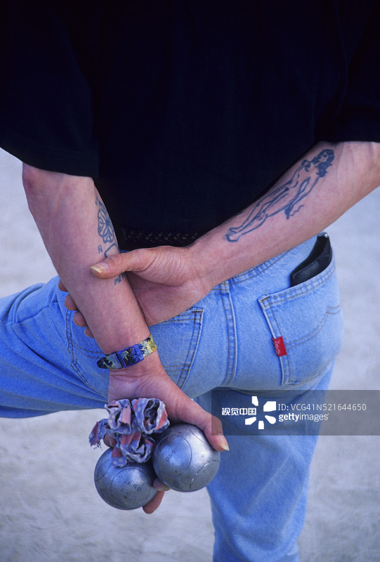在普罗旺斯艾克斯玩地掷球的纹身男人图片素材