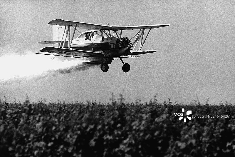 农用飞机喷洒农作物图片素材